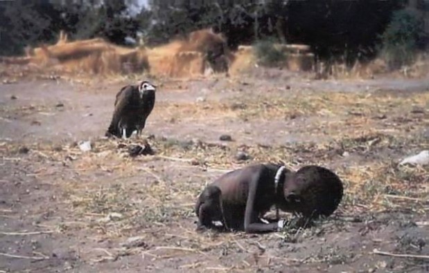 Vuajtjet e një fëmije afrikan që duket sikur pret vdekjen...pas korbi pret vaktin e radhës