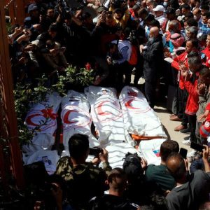 Palestinezët në Khan Younis duke mbajtur zi për mjekët që u sulmuan nga Izraelitgjatë një misioni shpëtimi, pasi trupat e tyre u gjetën. Fotografia: Hatem Khaled/Reuters